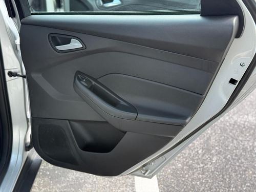 2017 Ford Focus SE — photo 43