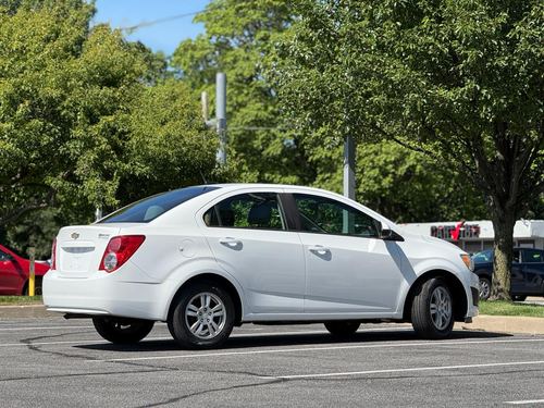 2012 Chevrolet Sonic — photo 11