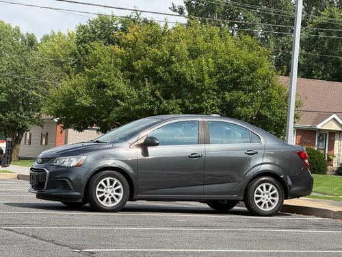 2017 Chevrolet Sonic — photo 3