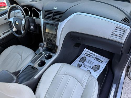 2011 Chevrolet Traverse LTZ — photo 21