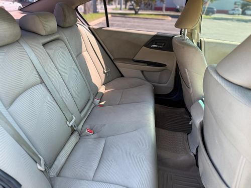 2017 Honda Accord LX — photo 31