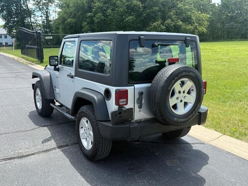 2011 Jeep Wrangler — photo 11