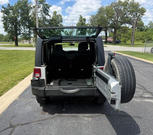 2011 Jeep Wrangler — photo 14