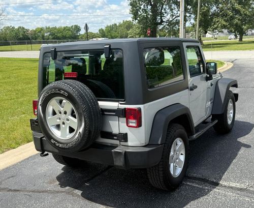 2011 Jeep Wrangler — photo 17