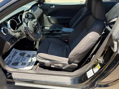 2009 Ford Mustang Premium — photo 17