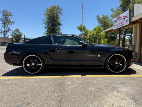 2009 Ford Mustang Premium — photo 33