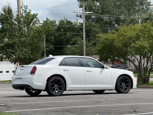 2019 Chrysler 300 — photo 10