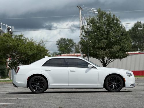 2019 Chrysler 300 — photo 11