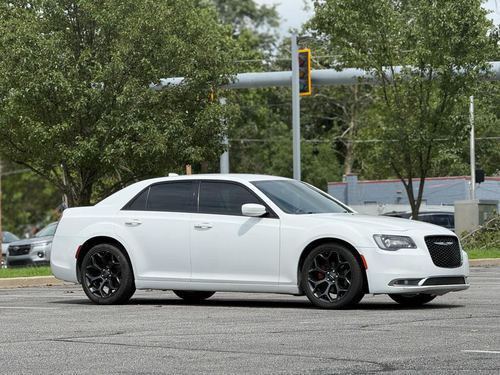 2019 Chrysler 300 — photo 12