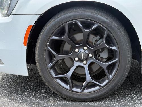 2019 Chrysler 300 — photo 14