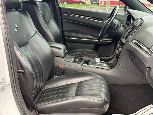 2019 Chrysler 300 — photo 15