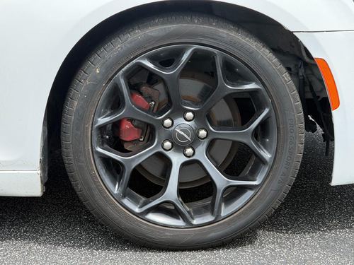 2019 Chrysler 300 — photo 18