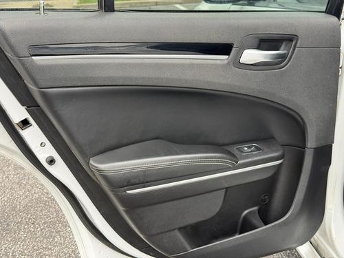 2019 Chrysler 300 — photo 20