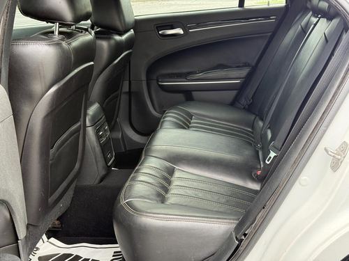 2019 Chrysler 300 — photo 21