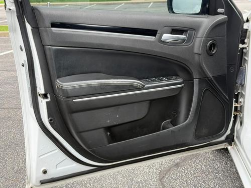 2019 Chrysler 300 — photo 22
