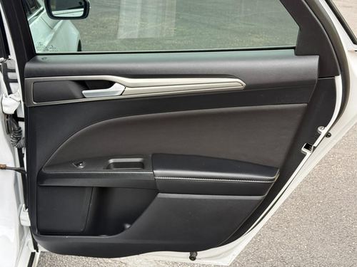 2018 Ford Fusion SE FWD — photo 23