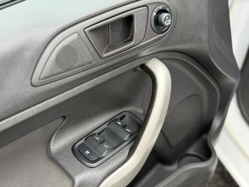 2012 Ford Fiesta — photo 21