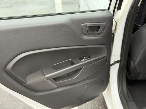 2012 Ford Fiesta — photo 27
