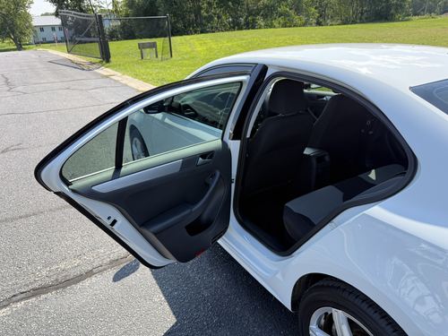 2017 VW Jetta 1.4T S — photo 38