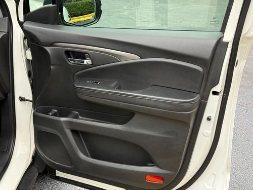 2019 Honda Pilot LX — photo 24
