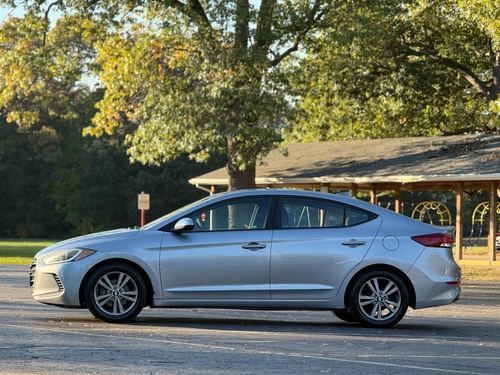 2017 Hyundai Elantra — photo 11