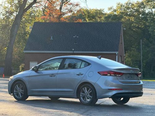 2017 Hyundai Elantra — photo 9