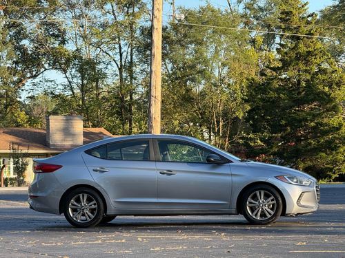2017 Hyundai Elantra — photo 5