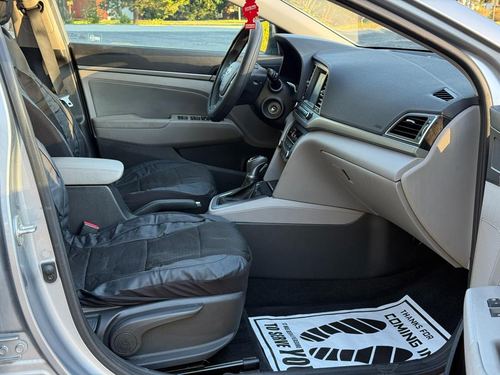 2017 Hyundai Elantra — photo 18