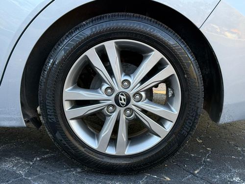 2017 Hyundai Elantra — photo 12
