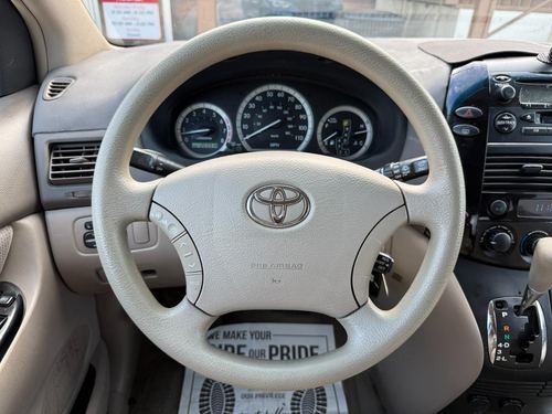 2004 Toyota Sienna — photo 16