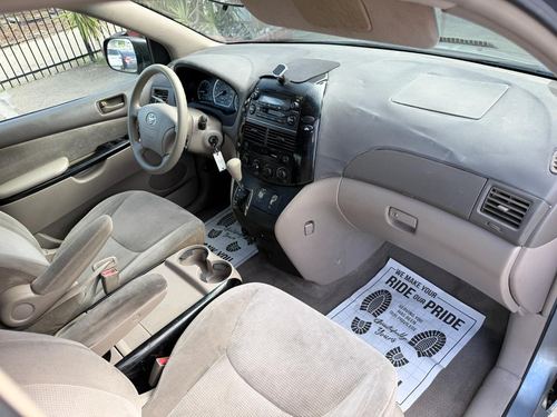 2004 Toyota Sienna — photo 22