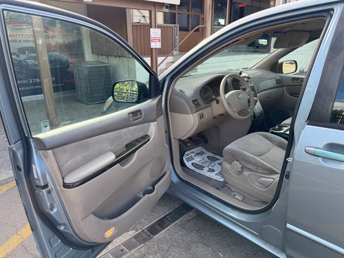 2004 Toyota Sienna — photo 25