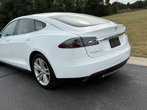 2014 Tesla S85 — photo 15