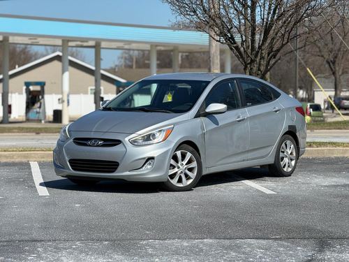 2014 Hyundai Accent 5DR SE / 5DR SE Sunroof/ 4DR GLS Prem — photo 4