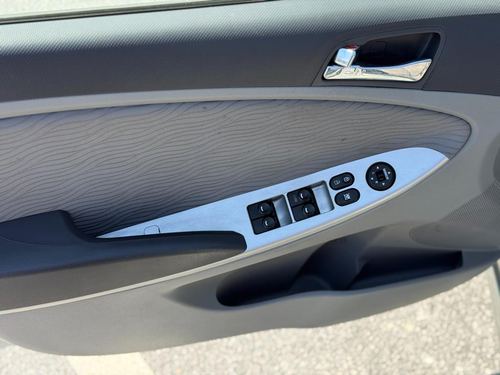 2014 Hyundai Accent 5DR SE / 5DR SE Sunroof/ 4DR GLS Prem — photo 9
