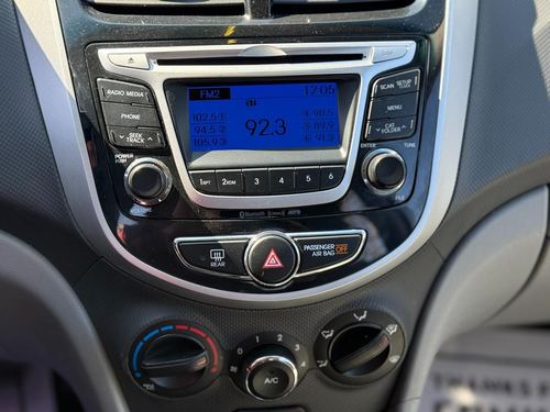 2014 Hyundai Accent 5DR SE / 5DR SE Sunroof/ 4DR GLS Prem — photo 10