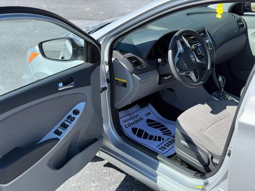 2014 Hyundai Accent 5DR SE / 5DR SE Sunroof/ 4DR GLS Prem — photo 15