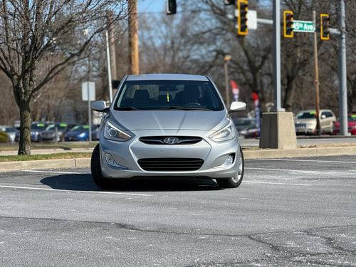 2014 Hyundai Accent 5DR SE / 5DR SE Sunroof/ 4DR GLS Prem — photo 16
