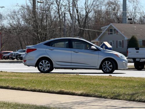 2014 Hyundai Accent 5DR SE / 5DR SE Sunroof/ 4DR GLS Prem — photo 20