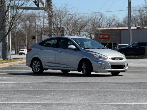 2014 Hyundai Accent 5DR SE / 5DR SE Sunroof/ 4DR GLS Prem — photo 2