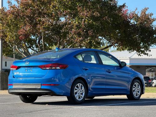 2017 Hyundai Elantra — photo 9