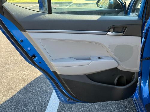 2017 Hyundai Elantra — photo 24