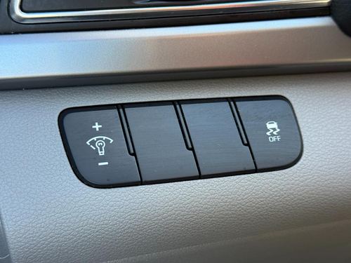2017 Hyundai Elantra — photo 32