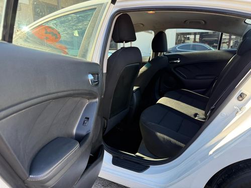 2016 Kia Forte — photo 26