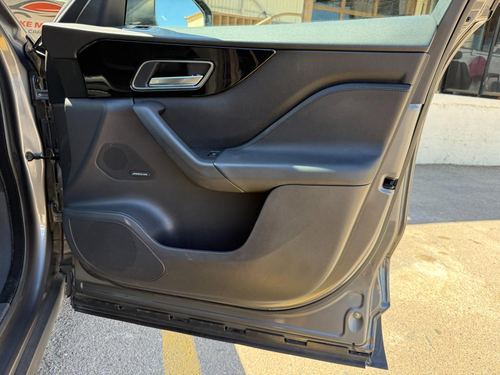2018 Jaguar F-Pace 25t Premium — photo 31