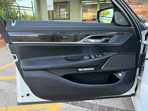 2016 BMW 740 — photo 18