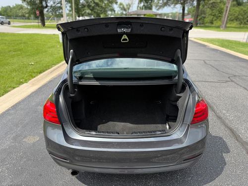 2017 BMW 320i — photo 12
