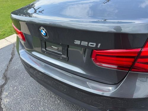 2017 BMW 320i — photo 14