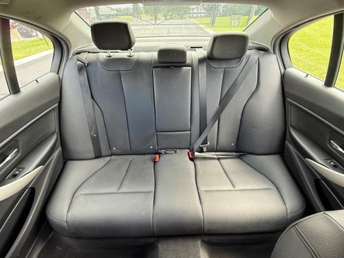 2017 BMW 320i — photo 37
