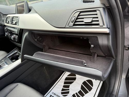 2017 BMW 320i — photo 39